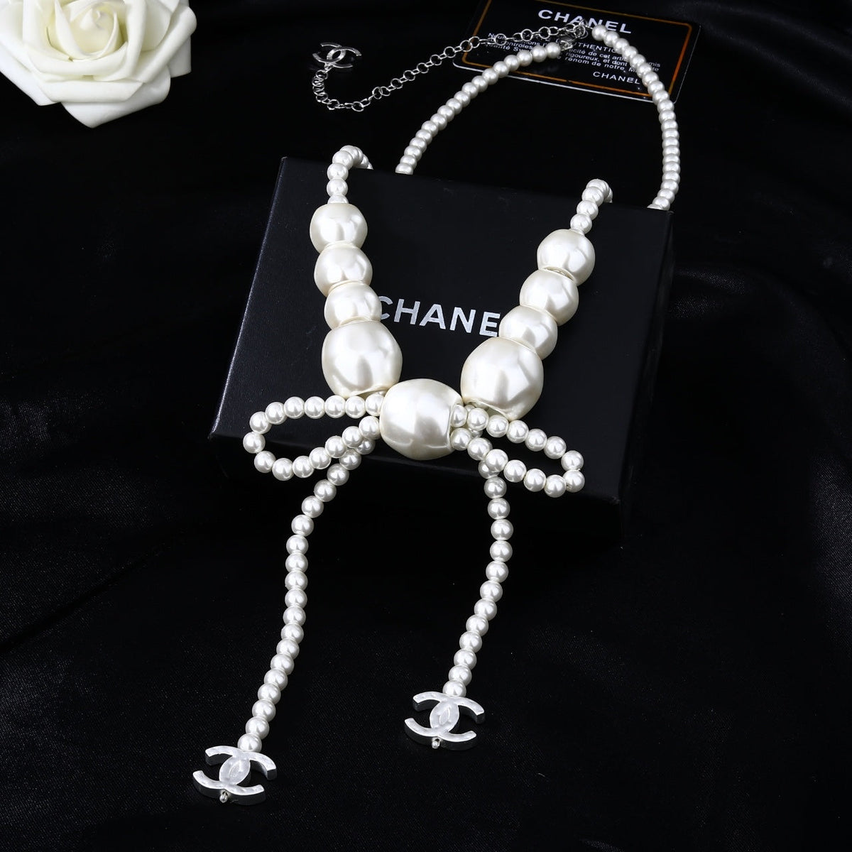 CHANEL 25S CHAIN BELT IN WHITE PEARL WITH BOW 614475